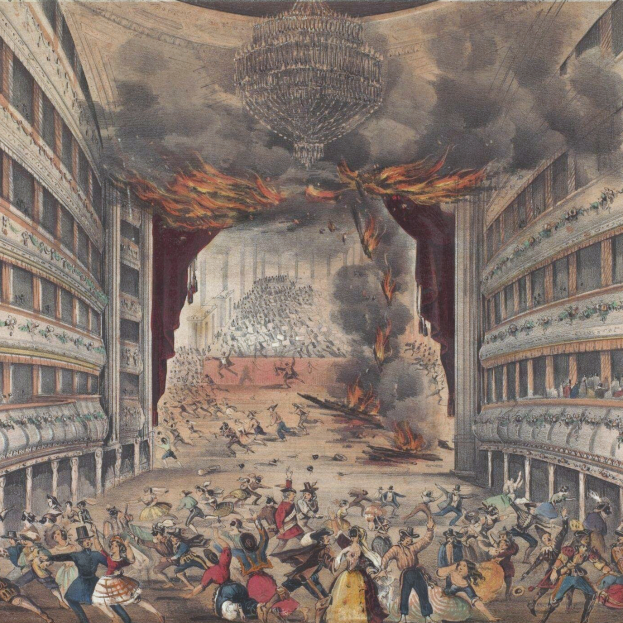 Ein Gemälde mit dem Titel 'Das Theater der Oper' von William Hogarth, das ein volles Auditorium mit einem Kronleuchter und einem Feuer im Hintergrund zeigt.