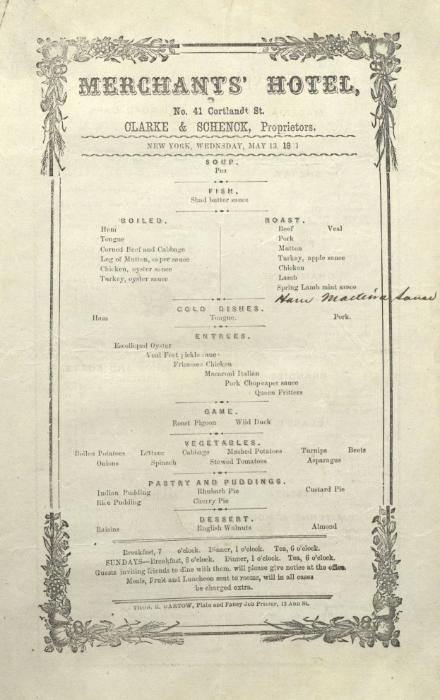 Ein altes Buch mit einem Menü eines Kaufmannshotels mit sorgfältig organisierten Vorspeisen, Hauptgerichten, Desserts und Getränken in schwarzer Tinte auf einem weißen Hintergrund.