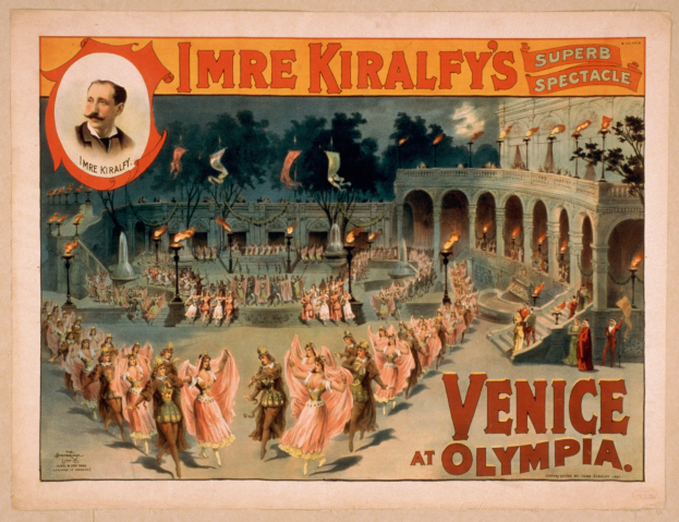 Plakat für Imre Kiralfys Super Spectacle in Venedig in Olympia, das kostümierte Performer vor einem gebögten und gesäulten Gebäude mit Lichtmästen und Bäumen im Hintergrund zeigt.