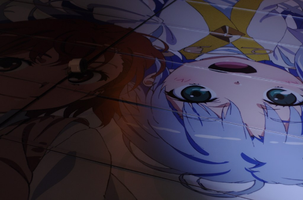 Zwei Anime-Charaktere, einer auf der linken und einer auf der rechten Seite positioniert, sind im Vordergrund zu sehen.