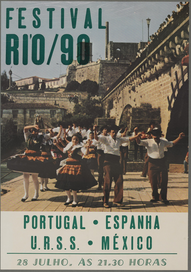 Festival Rio/90-Poster mit einer tanzenden Gruppe im Vordergrund und Gebäuden, Bäumen und einem klaren blauen Himmel im Hintergrund sowie Text unten.