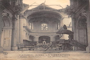 Schwarzes und weißes Foto eines zerstörten Kircheninneren mit beschädigten Säulen, Bögen und Fenstern, mit dem Text "Cambrai Apres La Liberation" unten.