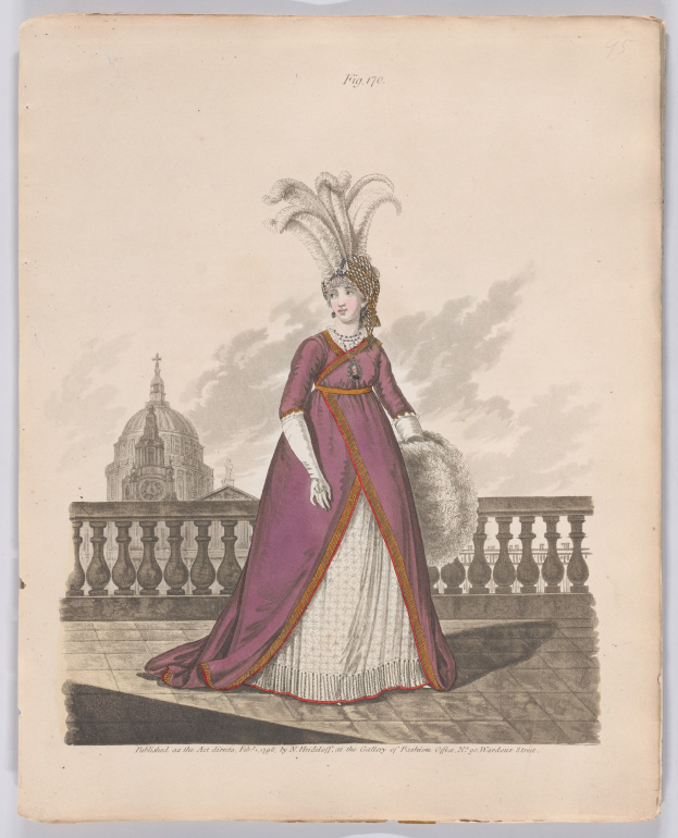 Frau in einem purpurfarbenen und weißen Kleid mit einem Federschmuck auf dem Kopf, die an einem Geländer steht, mit einem Gebäude und Wolken im Hintergrund, beschriftet mit "Fashion of New York, New York Street, 1790."