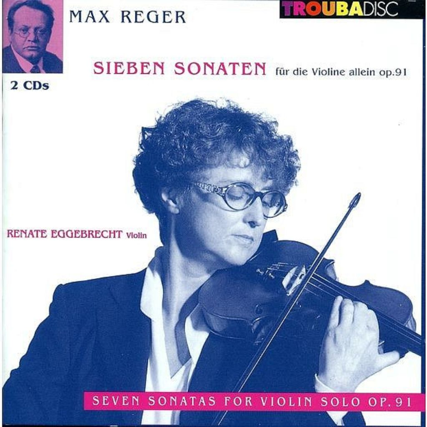 Eine Frau mit Brille und Anzug spielt Geige, mit einem Bild einer Person darüber.