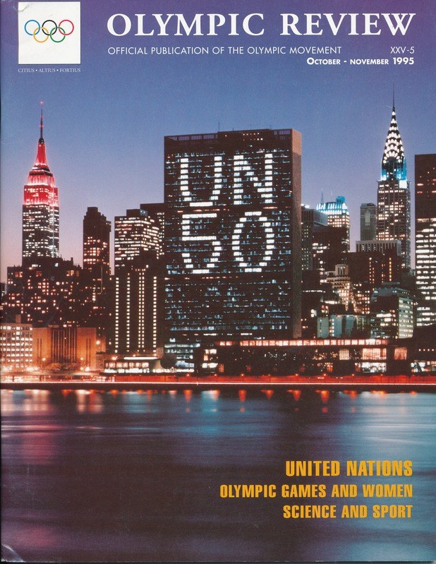 Buch mit dem Titel "Olympische Spiele - Offizielle Publikation der Olympischen Bewegung" mit einer Stadtansicht auf dem Cover, auf einer flachen Oberfläche platziert.
