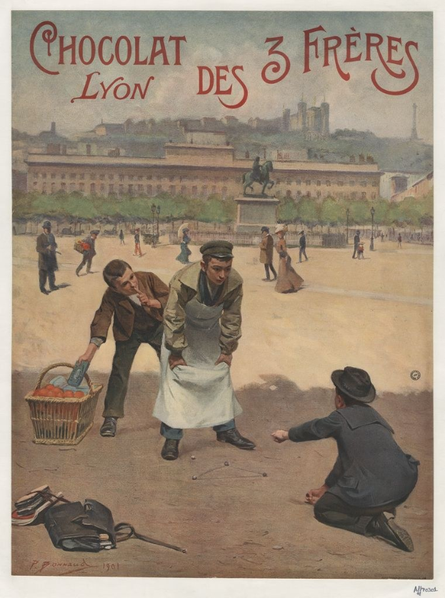 Plakat für "Chocolat des 3 Freres Lyon" zeigt eine Gruppe von Menschen mit einem Obstkorb vor Gebäuden, Bäumen, einer Statue und einem blauen Himmel.