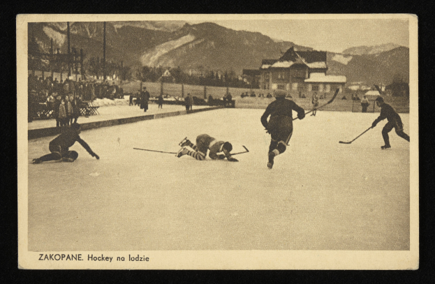 Schwarze und weiße Fotografie von Menschen, die Hockey auf einer Outdoor-Eisfläche spielen, mit Gebäuden, Bäumen, Pfählen und Bergen im Hintergrund und Text am unteren Rand.
