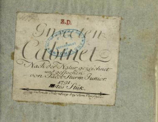 Ein altes Buch mit dem Titel 'Z.D. Nürnberg, Deutschland, 1791' mit einem Stempel, der darauf hinweist, dass es die erste Auflage ist, mit handgeschriebenem Text auf seinen Seiten.