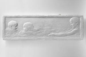 Schwarzes und weißes Foto von drei Kindern, die im Wasser schwimmen, mit einer Wand im Hintergrund, ein Kind in der Mitte.