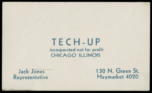Eine alte Visitenkarte mit den Worten "tech-up incorporated not for profit" darauf vor einem schwarzen Hintergrund.