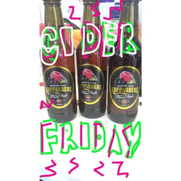 Mehrere Flaschen mit Getränken gefüllt, mit einer Flasche beschriftet als "Freitag" und einer als "Cider."