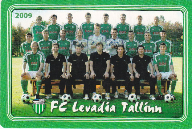 Ein Plakat der FC Levadia Tallinn-Mannschaft mit einer Gruppe von Menschen im Vordergrund, Fußballbällen auf dem Boden, Bäumen und einem klaren blauen Himmel im Hintergrund und Text mit einem Logo unten.
