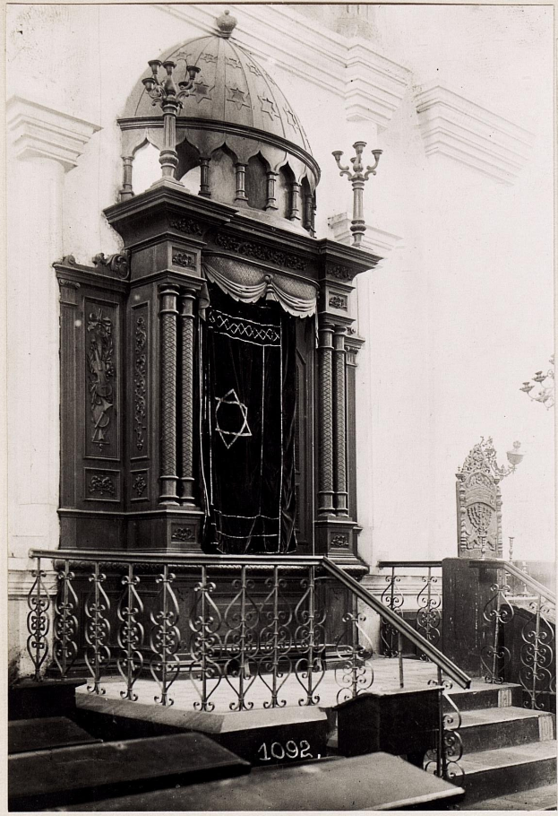 Schwarzes und weißes Foto einer jüdischen Synagoge in New York City mit Treppe, Geländern, Säulen, Tür und Wand.