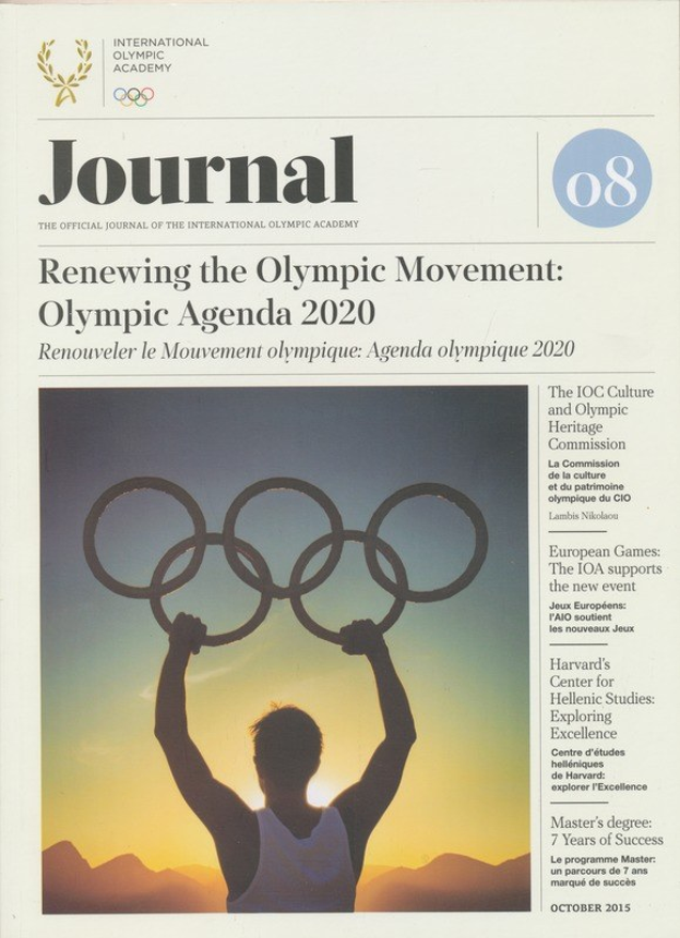 Eine Person in einem weißen Hemd und blauen Shorts hält die Olympischen Ringe und steht vor einem Blatt Papier mit den Worten "Renewing the Olympic Movement" und "Olympic Agenda 2020" unter einem hellblauen Himmel mit weißen Wolken und Sonne.
