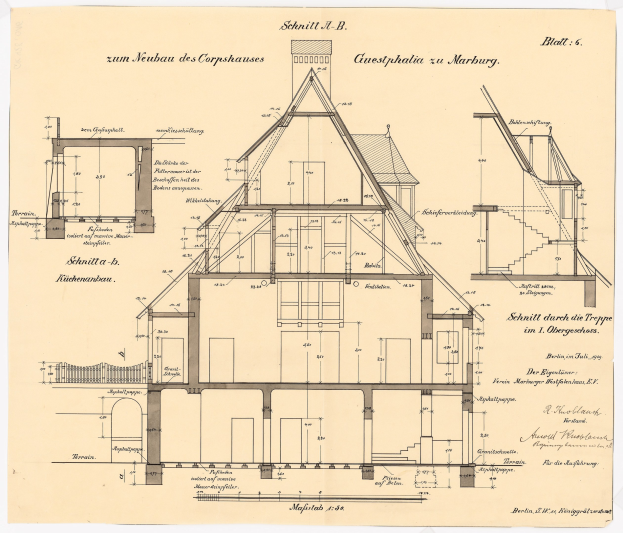 Schwarze und weiße architektonische Zeichnung eines Hauses mit zahlreichen Fenstern und einem Dachfirst, beschriftet als erstes Haus in Deutschland, begleitet von detaillierten Plänen und Text.