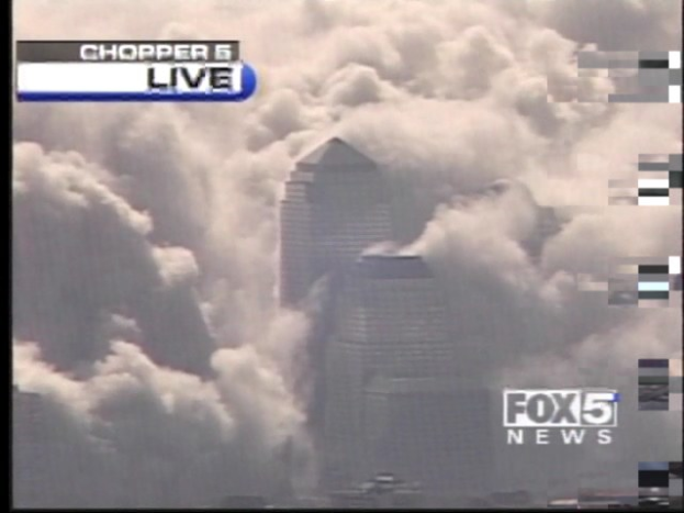 Fernsehbildschirm mit den Zwillingstürmen des World Trade Centers, die von dickem Rauch verdeckt werden.