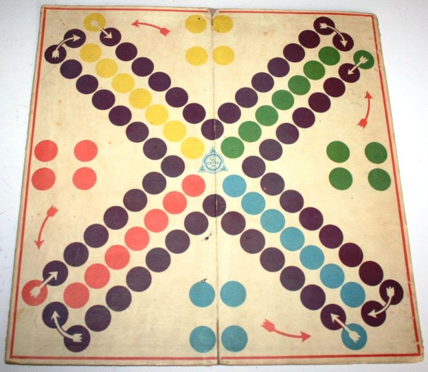 Backgammon-Brett mit farbigen Kreisen in einem kreisförmigen Muster und Pfeilen in verschiedenen Richtungen auf einem weißen Hintergrund.