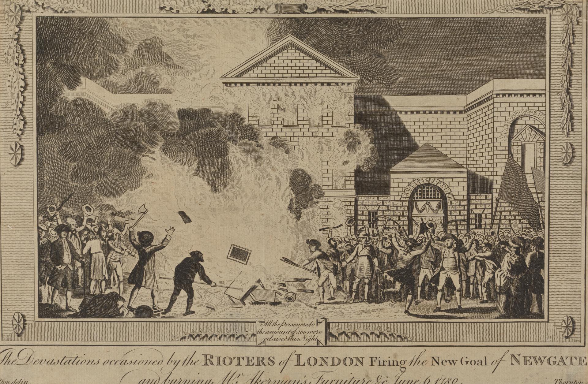 Eine Gruppe von Menschen steht vor einem brennenden Gebäude, Rauch steigt in den Himmel, mit Text unten: "Die Verwüstungen durch die Rioter von London beim Abfackeln des neuen Gefängnisses von Newgate."