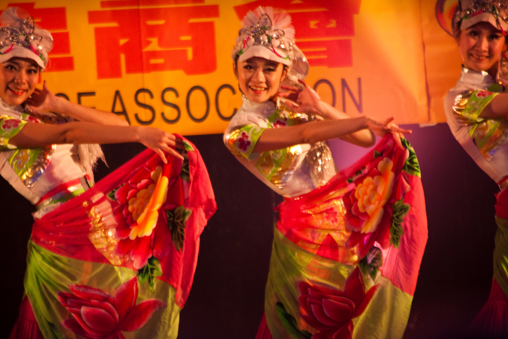 Eine Gruppe Mädchen führt eine Tanzroutine auf der Bühne auf.