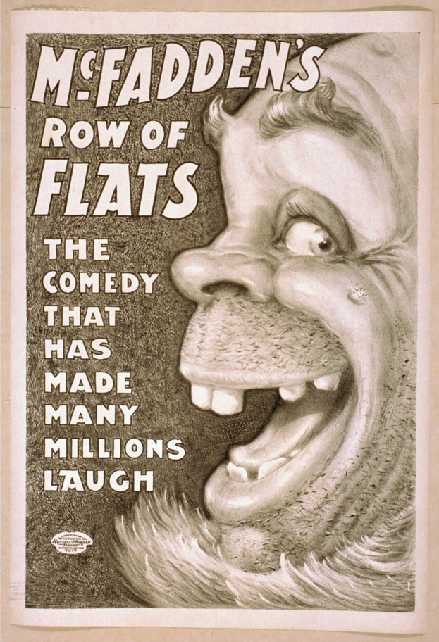 Plakat mit einem lachenden Menschen mit wilden Haaren, weit aufgerissenen Augen und einem breiten Grinsen, vor einem hellgelben Hintergrund mit der Aufschrift "McFadden's Row of Flats: Die Komödie, die viele zum Lachen gebracht hat."