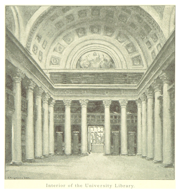 Innenansicht einer Universitätsbibliothek mit beeindruckenden Säulen und detaillierten Deckenentwürfen, mit Text am unteren Rand, der den Raum ästhetisch ergänzt.