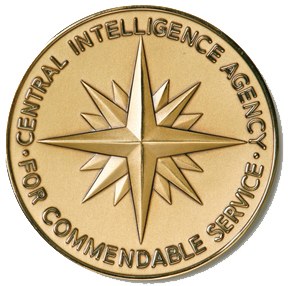Goldene Gedenkmunze mit 'Central Intelligence Agency for Commemorative Service' Text und einem Sternsymbol in der Mitte.