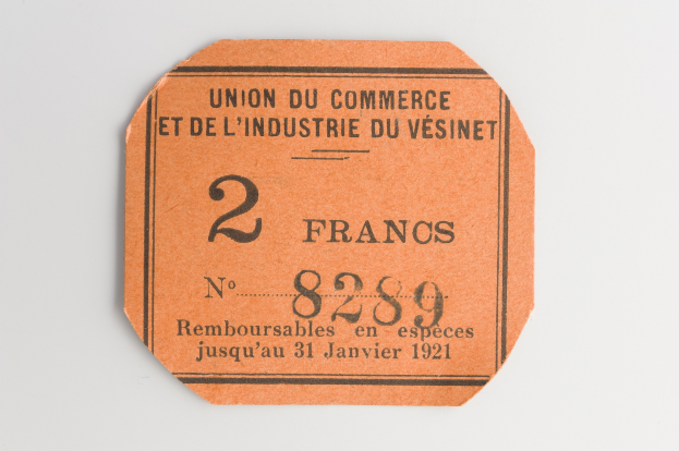 Orange Ticket mit "Union du Commerce et de l'Industrie du Vésinet"-Text auf weißem Hintergrund.