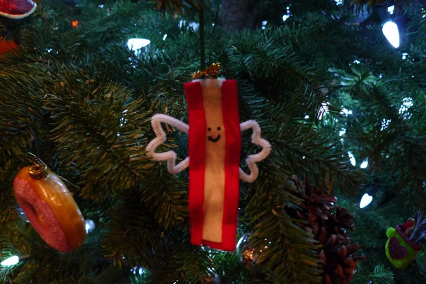 Ein Weihnachtsbaum geschmückt mit Lichtern und Ornamenten.