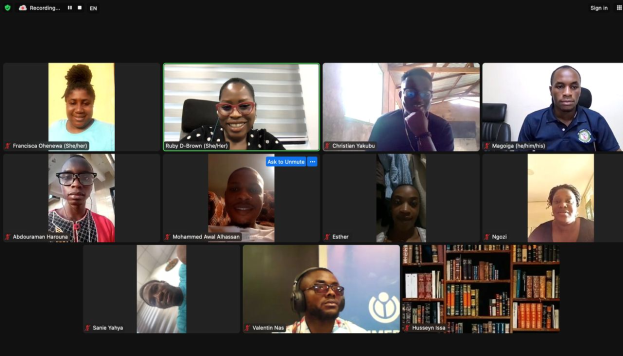 Eine Gruppe von Menschen auf einem Videoanruf mit einem Bücherregal im Hintergrund, die sich wahrscheinlich im Zusammenhang mit der Universität von Ghana's Unmute 2020 diskutieren.