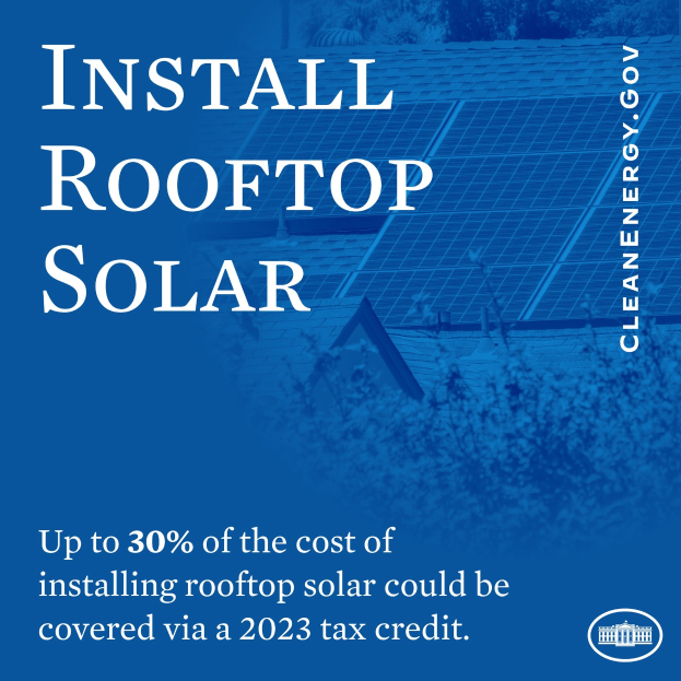 Plakattext lautet "Dach-Solar installieren - bis zu 30% der Kosten für die Installation von Dach-Solar können über einen Steuerabzug im Jahr 2023 gedeckt werden" mit Bäumen und einem Gebäude mit Solarpaneelen im Hintergrund.