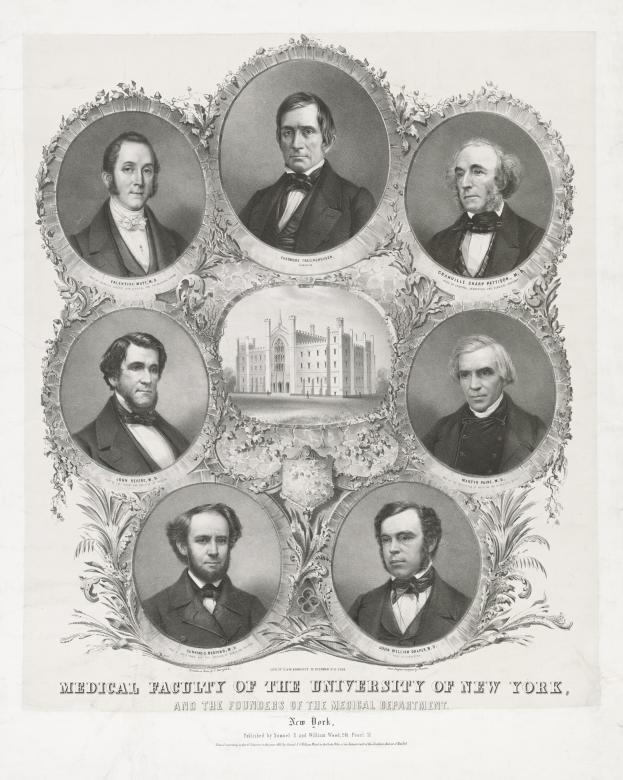 Schwarzes und weißes Foto von formell gekleideten Männern, die mit einem Gebäude im Hintergrund posieren, mit Text unten, der sie als Medizinische Fakultät der Universität New York und die Gründer des Medizinischen Departments identifiziert.