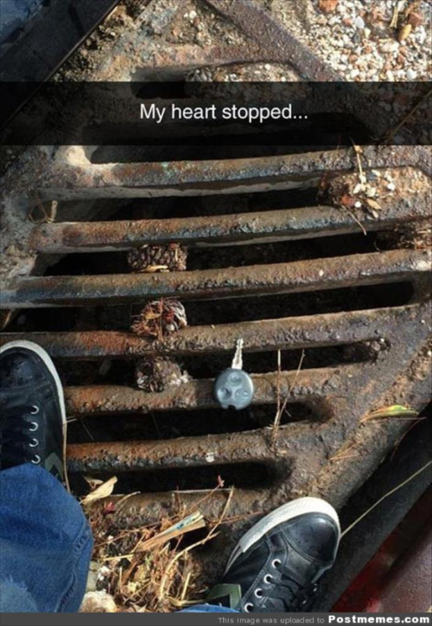 Eine Person steht auf einer Gullyabdeckung mit einem Schlüssel darauf, und der Text 'Mein Herz blieb stehen' ist daneben geschrieben.