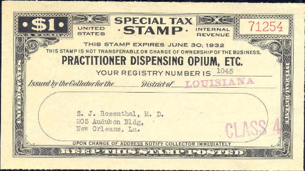 Schwarzer Hintergrund mit einer Steuermarke beschriftet mit "Practitioner Dispensing Opium, Inc."
