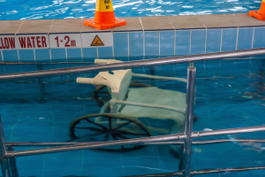 Schwimm-Meister fordern Bronze-Anforderung für unter-16-Jährige in Öffentlichen Schwimmbädern
