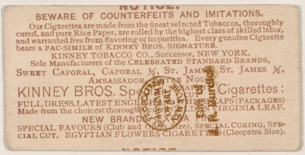Papier mit schwarzem Text auf weißem Hintergrund und einem kreisrunden Stempel mit der Aufschrift "Vorsicht vor Fälschungen und Imitationen - Kinney Bros. Zigaretten" in schwarzem Umriss mit weißer Mitte.
