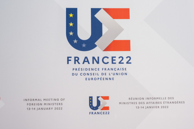 Plakat für die "Frankreich 22 - Informelle Tagung der Außenminister" mit dem EU-Logo, einem blauen Kreis, weißer Umrandung und einem zentralen weißen Stern.