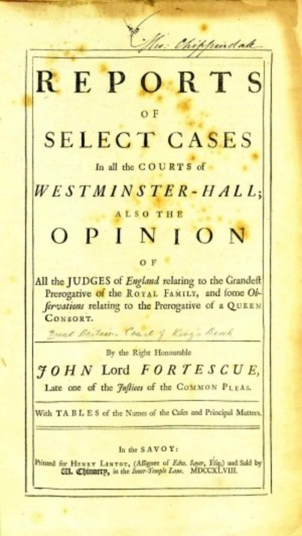 Titelblatt eines alten Buches mit dem Titel 'Berichte über ausgewählte Fälle in den Gerichten von Westminster-Hall sowie die Meinung von John Lord Fortescue', aufgeschlagen auf einer Seite mit schwarzer Tinte geschriebenem Text.