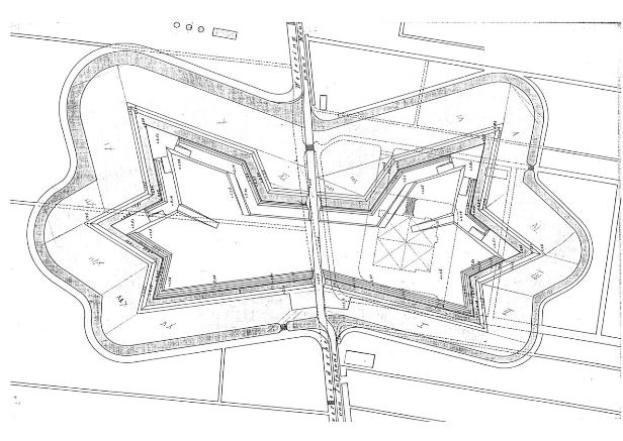 Eine Schwarz-Weiß-Zeichnung einer Stadtkarte mit zahlreichen Gebäuden, die als Bauplan für ein neues Gebäude dient, mit begleitendem Text, der das Gebäude layout beschreibt.