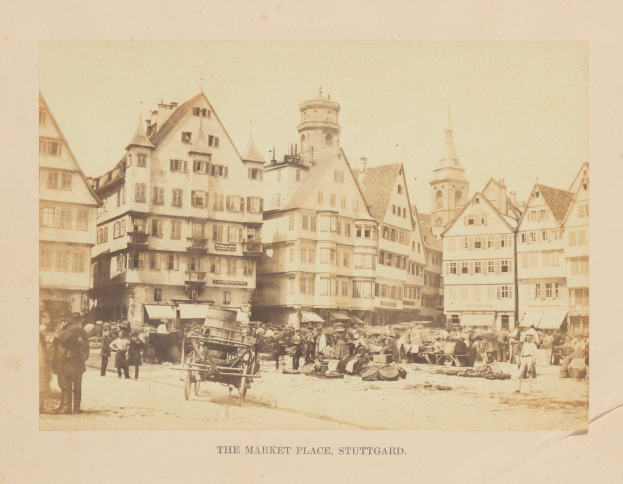 Ein altes Foto eines belebten Marktes in Stuttgart, Deutschland, mit zahlreichen Gebäuden mit Fenstern, Menschen, Karren und verschiedenen Gegenständen, mit Text am unteren Bildrand.