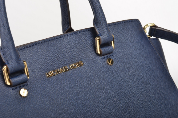 Eine Handtasche.