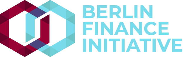 Logo der Berlin Finance Initiative mit einem blauen Kreis mit weißer Umrandung und einem weißen "B" in der Mitte, umgeben von einem weißen Ring mit einem blauen und weißen karierten Muster, alles auf einem weißen Hintergrund mit den Worten "Berlin Finance Initiative" in fetter schwarzer Schrift.