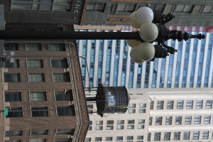 Ein paar Gebäude mit Pfählen, Lichtern und Fenstern, die von einem Wasserbehälter gekrönt zu sein scheinen.