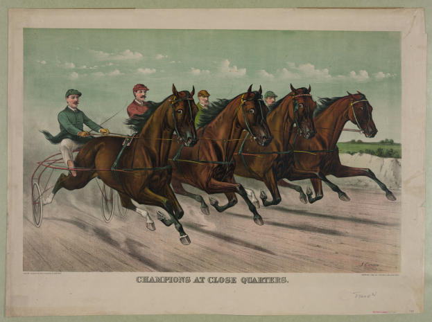 Gruppe von Menschen, die in einer von Pferden gezogenen Kutsche auf einer von B├Ąumen ges├Ąumten Stra├če unter einem klaren blauen Himmel fahren, mit dem Text "Meister nah beieinander" unten.