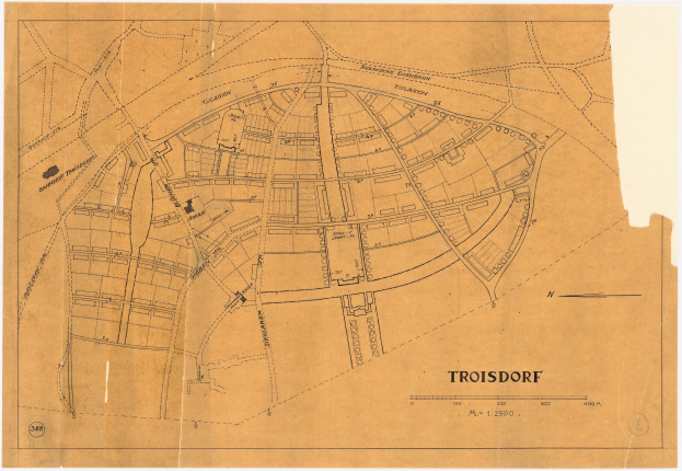 Ein detaillierter alter Stadtplan von Troisdorf, Deutschland, der Straßen, Gebäude und Sehenswürdigkeiten mit Textanmerkungen zeigt.
