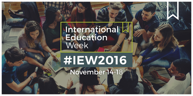 Eine Gruppe von Menschen sitzt auf einem Sofa, einige halten Bücher und Stifte in der Hand, mit dem Text "International Education Week IEW 2016" in der Mitte, die in ein Gespräch vertieft sind.