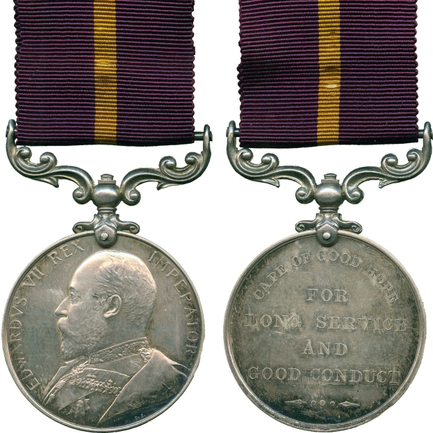 Silberne Medaille mit einem violetten und gelben Band, das eine linksseitige Porträtaufnahme und eine rechtsseitige Inschrift mit der Aufschrift 'Langjähriger treuer Dienst' zeigt.