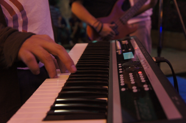 Eine Person, die ein Casio-Keyboard spielt.