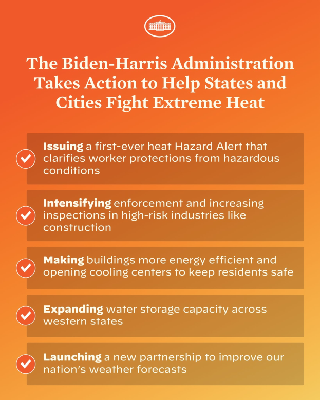 Plakat mit der Aufschrift "Die Biden-Harris-Verwaltung setzt sich für den Kampf gegen extreme Hitze in Bundesstaaten und Städten ein" mit einem roten und weißen Schild-Logo mit einem Blitz, eingerahmt von einem gelben Rand.