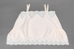 Weißes Slipkleid mit zartem Spitzenbesatz am Saum, aus leichtem, luftigem Stoff, mit femininer Form für besondere Anlässe.