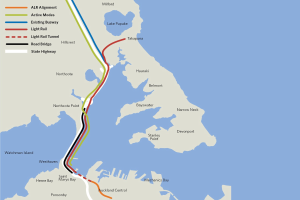 Detailierte Stadtkarte mit einer roten Linie, die die geplante Bahnroute markiert, einschließlich Haltestellen und Umgebung, mit Text, der Routeninformationen bereitstellt.
